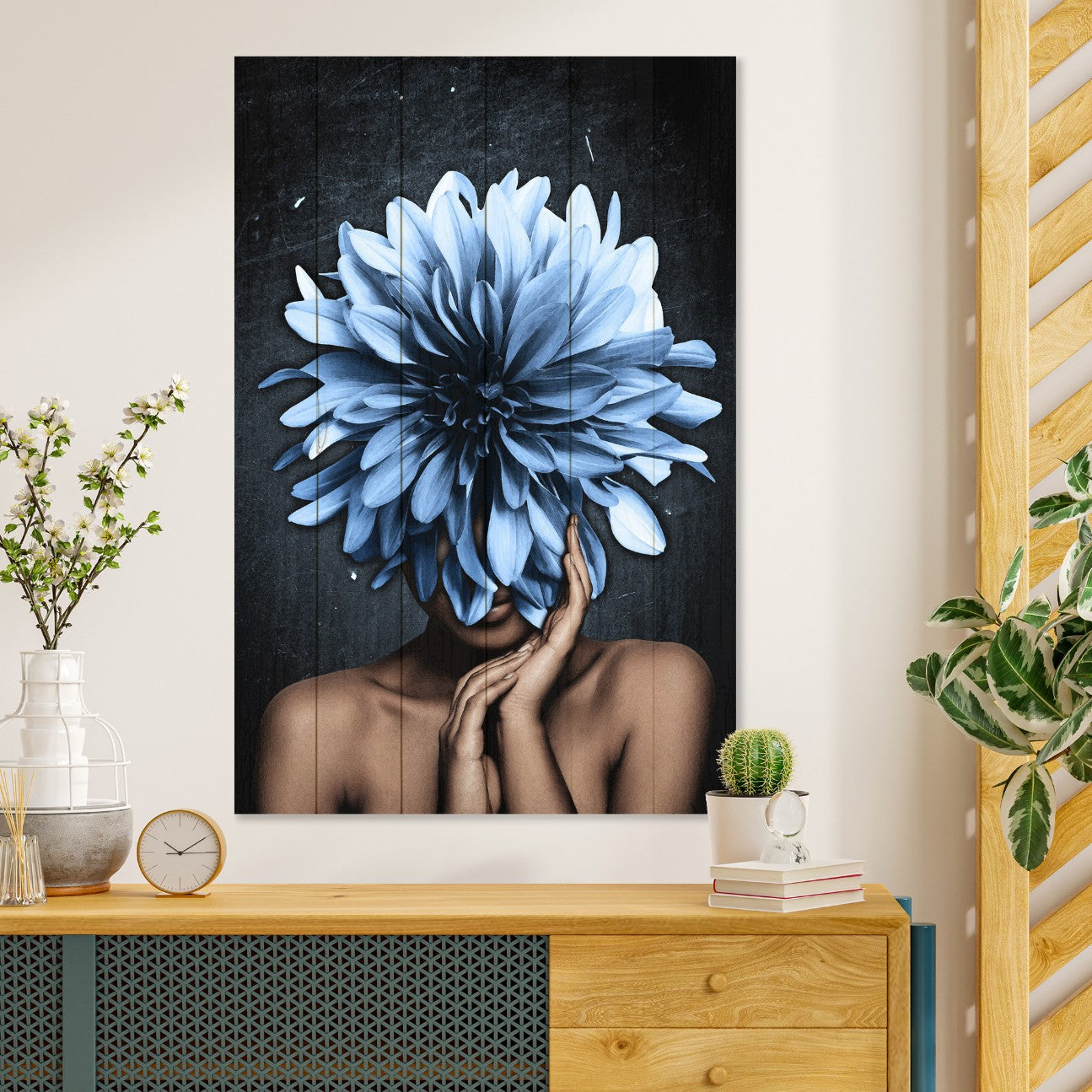 Bild Holz Frau mit großen blauen Blumen-30x40 cm