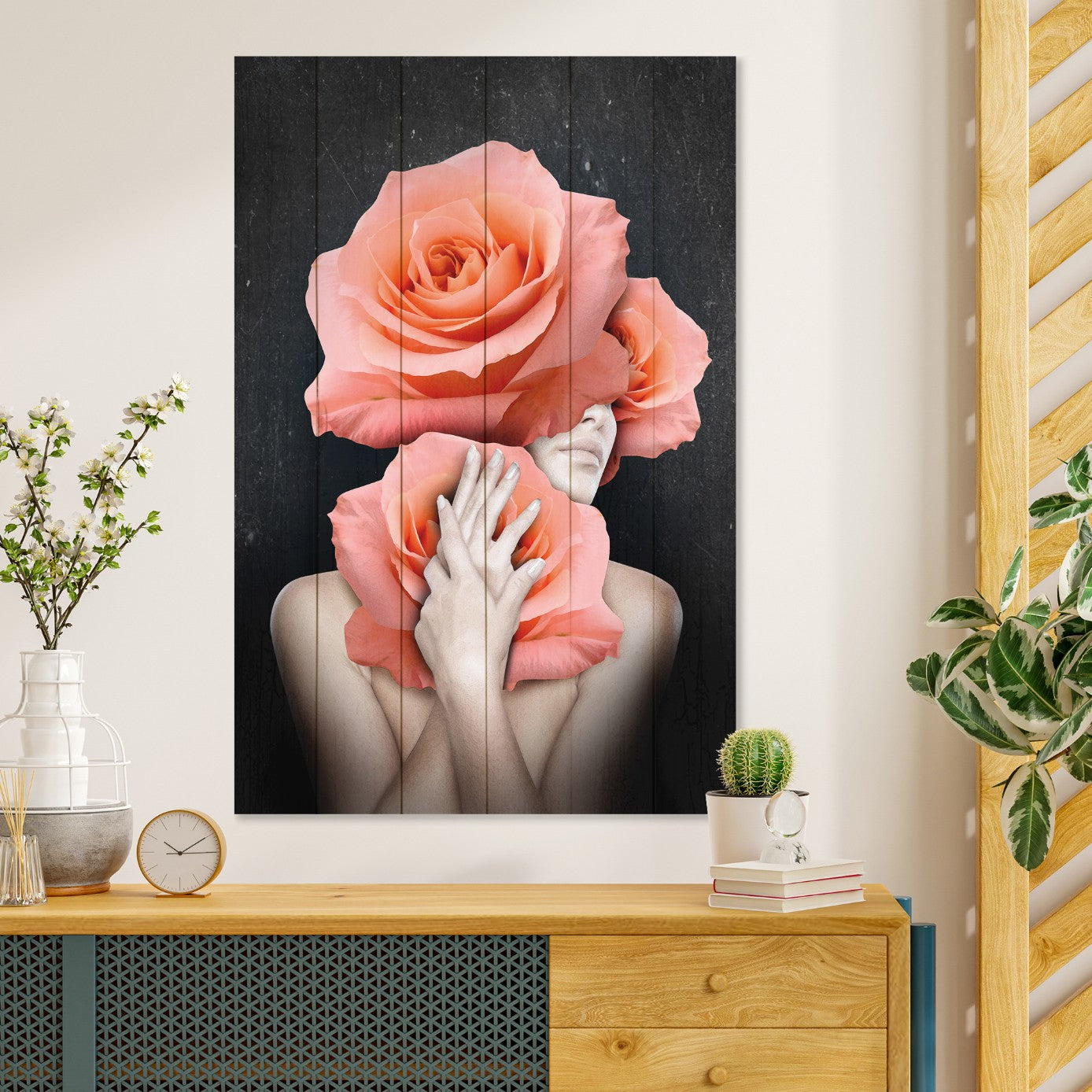 Bild Holz Frau umarmt Blumen-30x40 cm